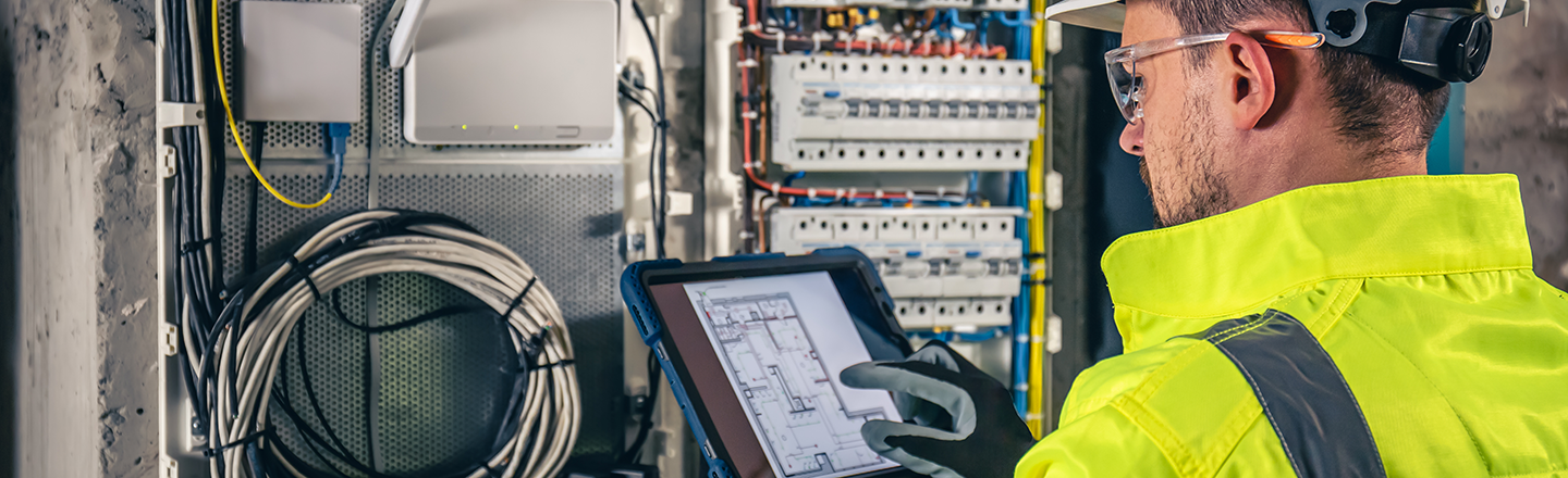 électricien vérifiant l'installation électrique dans un data center