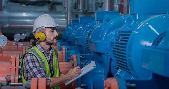 Frigoriste vérifiant une installation de réseau de froid