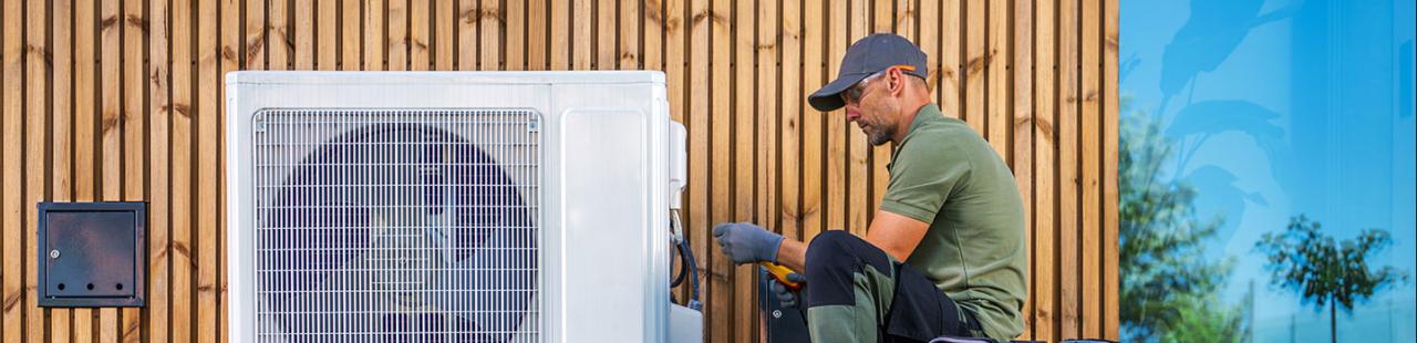 Frigoriste installant une pompe à chaleur