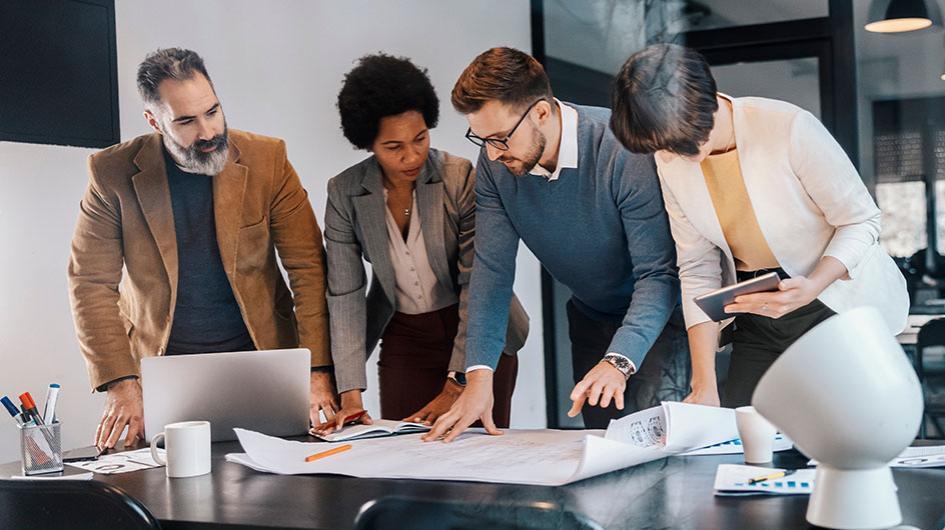 Économiste de la construction qui fait une réunion avec les équipes d'architecte