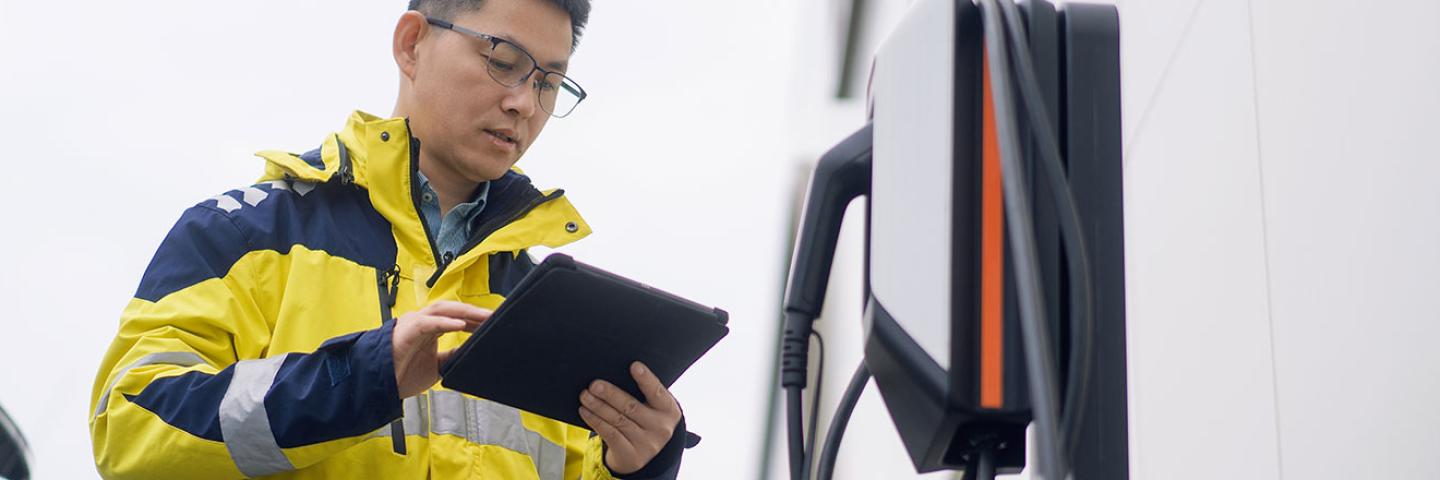 électricien qui contrôle une borne de recharge électrique