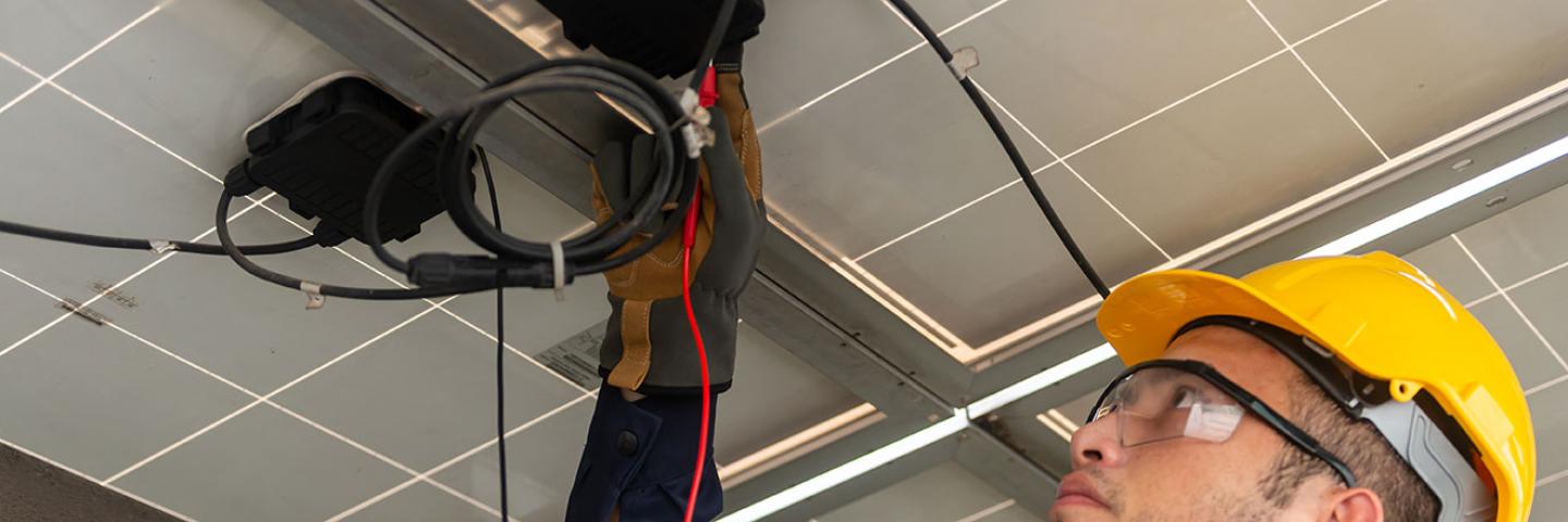 électricien sur un chantier en entreprise
