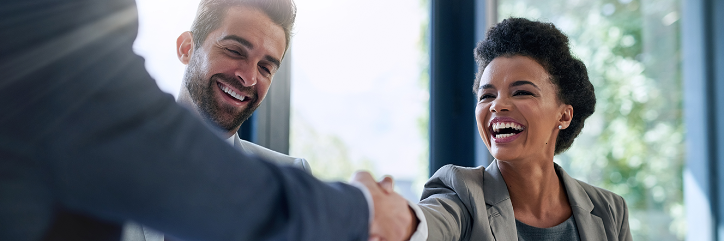 Commerciale signant un contrat