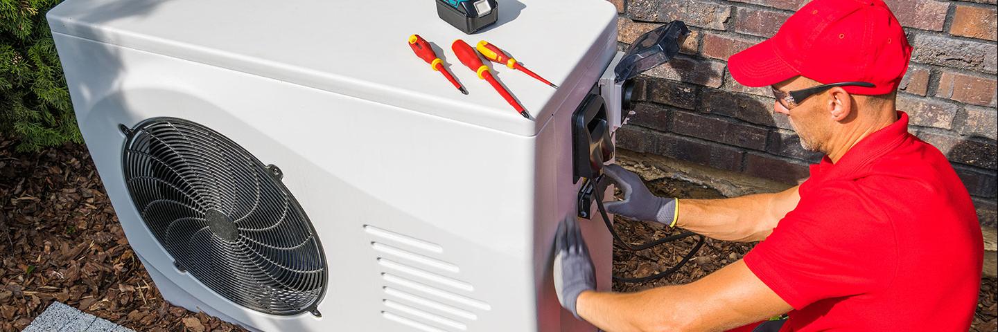 Installation de pompe à chaleur par un technicien de maintenance CVC