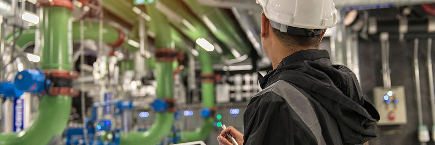 Technicien de maintenance CVC inspectant une installation CVC