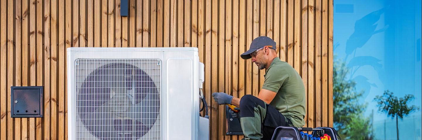 Frigoriste installant une climatisation exterieure