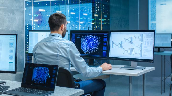 Ingénieur informatique devant des ordinateurs